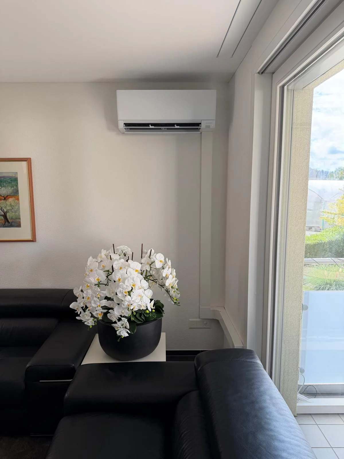 Aufputzmontage mit sichtbarem Leitungskanal neben dem Fenster
