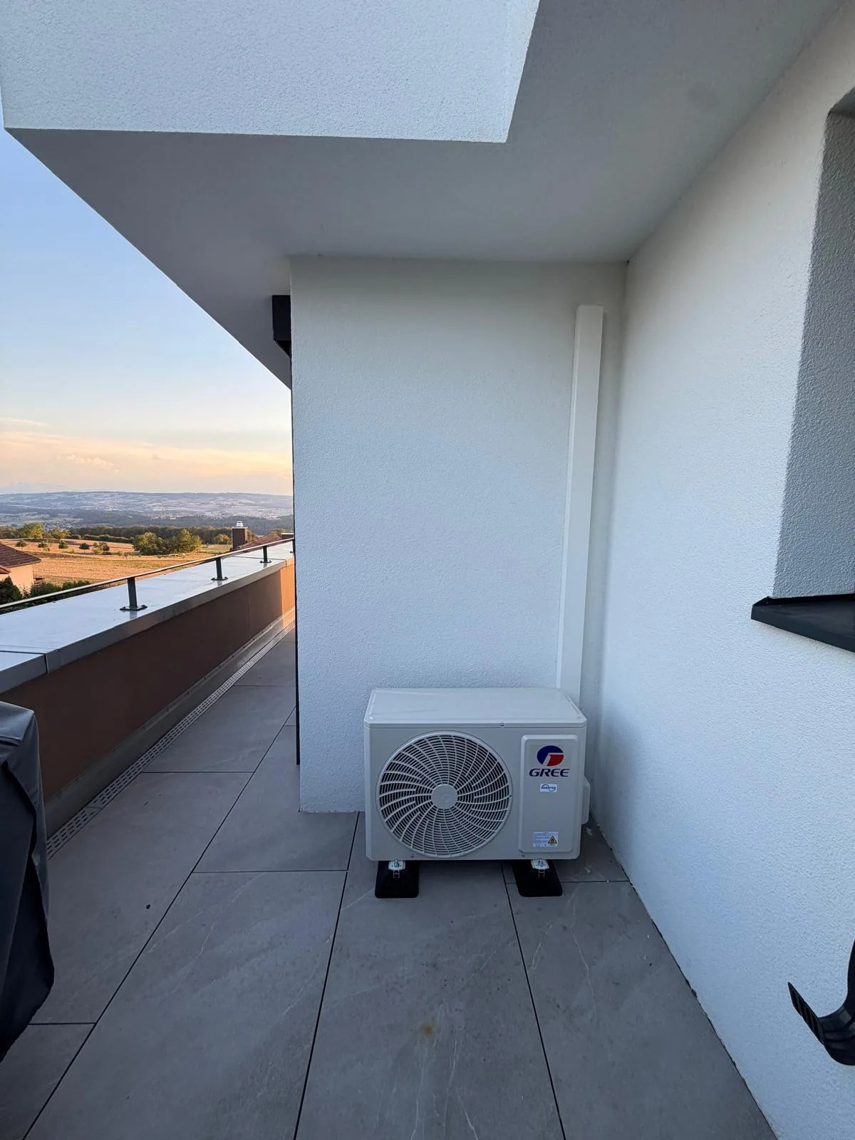 Aussengerät auf einer Terrasse