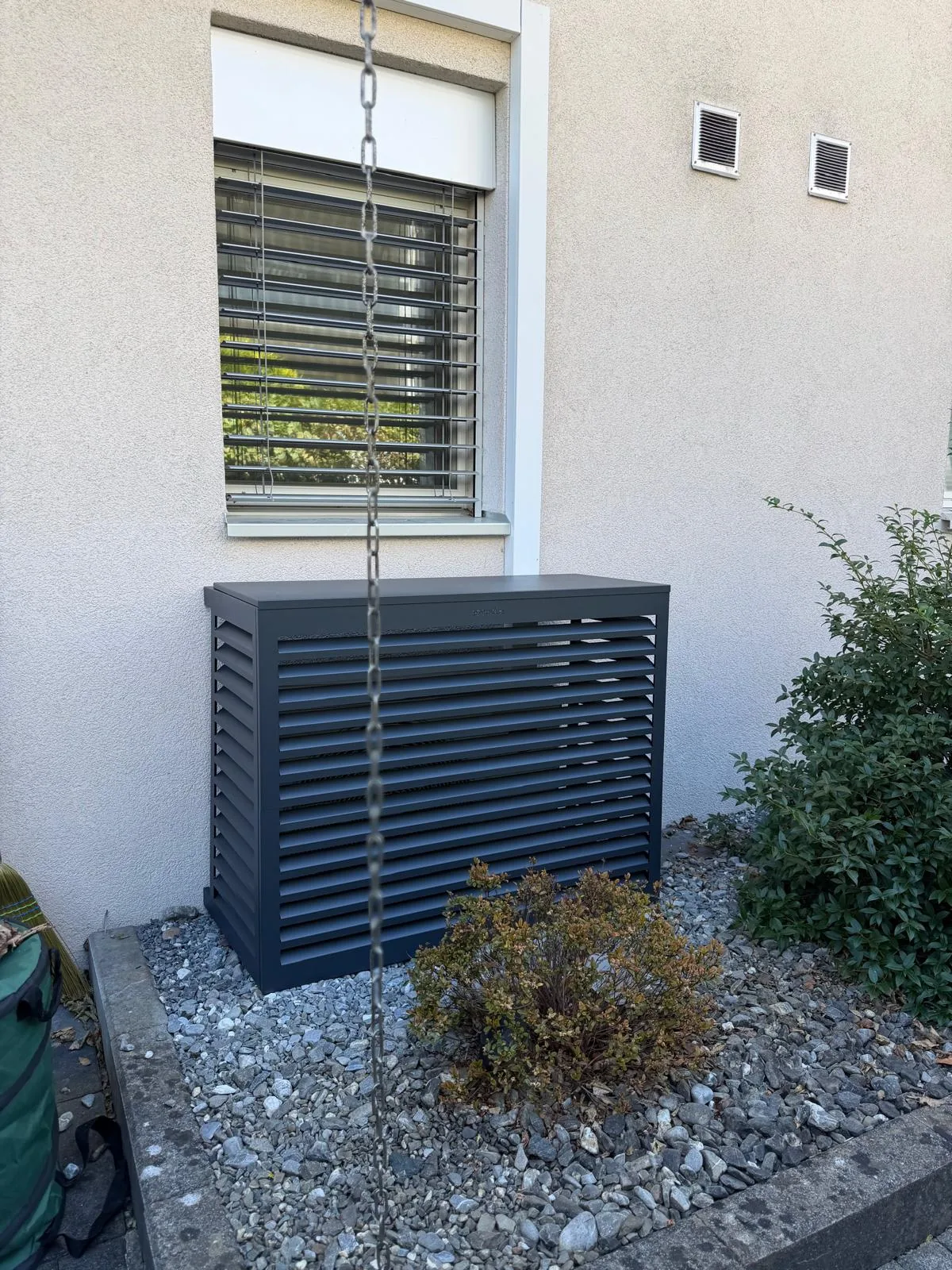 Aussengerät mit dunkler Lamellenverkleidung