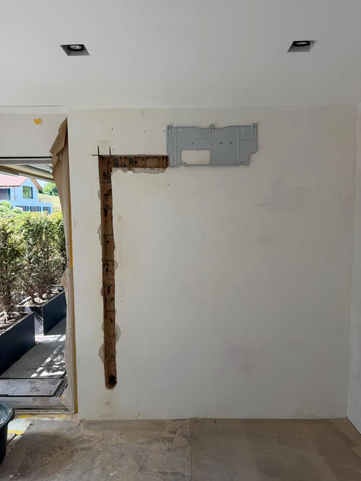 Unterputz vor der Montage: aufgespitzter Leitungsschlitz und Montageplatte