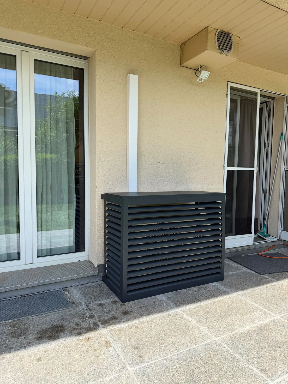 Verkleidetes Aussengerät auf einer Terrasse