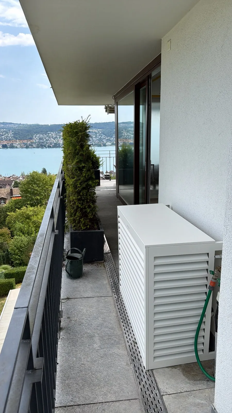 Aussengerät auf einem schmalen Balkon